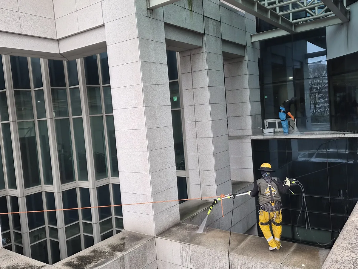 임실군 삼계면 상가건물 옥상 파라펫 장비 주변 정밀 위생청소 사례 - 행진크린